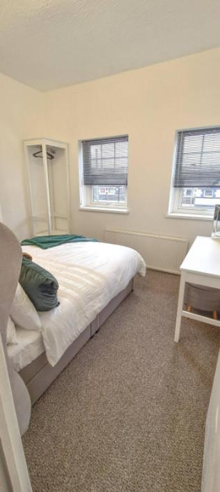 Entire 2 Bed Flat On 3Rd Floor Near City Centre & Stadium Cardiff Kültér fotó